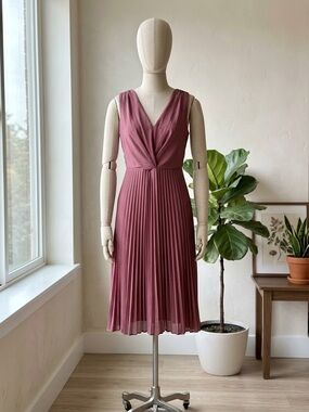 41 Hawthorn Sleeveless V-Neck Pleated Midi Dress in Mauve